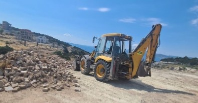 CHP'li Karaburun Belediyesi kendi koyduğu kuralları kendisi çiğnedi! Uyarı levhası koyduğu bölgeye moloz döktü