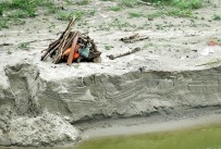 OKSİJEN TÜPÜ - Hindistan'da Siddetli Yagis Gömülmüs Yüzlerce Cesedi Ortaya Çikardi