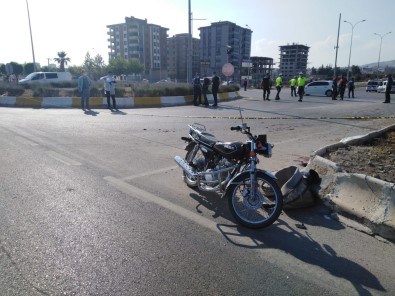 Kilis'te Motosiklet Traktöre Çarpti Açiklamasi 1 Ölü, 2 Yarali