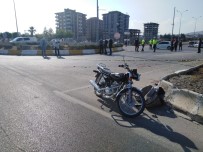  MANSUR - Kilis'te Motosiklet Traktöre Çarpti Açiklamasi 1 Ölü, 2 Yarali