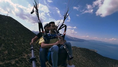 (ÖZEL) Egirdir Gölü'ndeki Su Kaybina Dikkat Çekmek Için Gökyüzünde Klarnet Çaldi