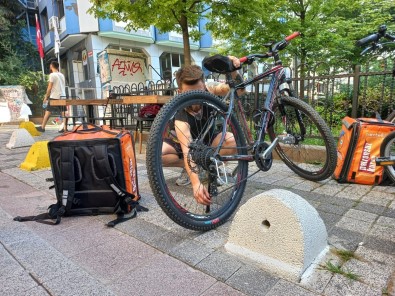 (Özel) Kadiköy'de Bisikletle Çevre Dostu Teslimat Açiklamasi 'Patronsuz Kurye'