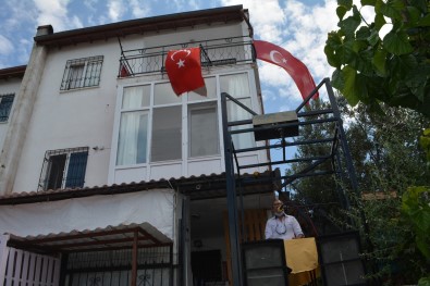 Sokak Hayvanlari Için Evinin Bahçesinden Site Yönetimine Ilginç Bir Yolla Seslendi