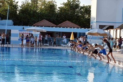 Tarsus Su Parkinda Yüzme Sezonu Açildi