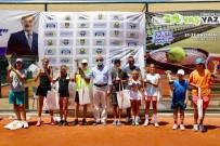 TENİS KULÜBÜ - Tenisçiler Ödüllünü Baskan Atabay'in Elinden Aldi