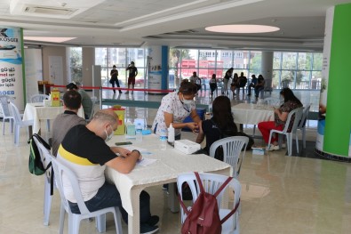 Torbali'da Binlerce Fabrika Çalisani Hastaneye Gitmeden Asilandi