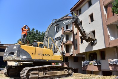 Tuzla’da deprem riski taşıyan binalar yıkılıyor