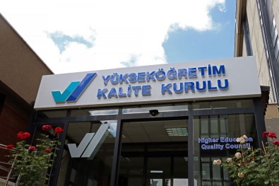 YÖKAK Tarafindan Uygulanan 'Kurumsal Akreditasyon Programi' Ile Iki Üniversiteye Akreditasyon