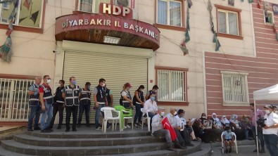 HDP Önündeki Nöbete Bir Aile Daha Katildi