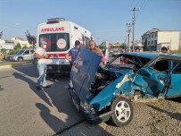 AKÇAALAN - Iki Otomobilin Hurdaya Döndügü Kazada Sürücüler Agir Yaralandi