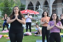 YOGA - Isparta'da Kadinlar Pandeminin Stresini Açik Havada Yoga Ile Atiyor
