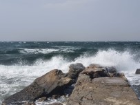 Izmir'e Firtina Bir Anda Geldi, Ortaligi Yikti Geçti