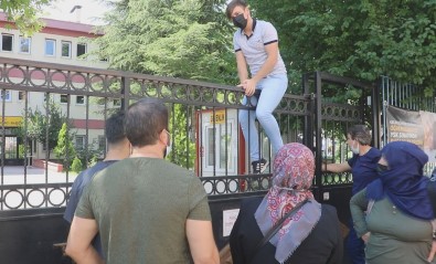 Kimi Gözyasina Boguldu, Kimi Demir Kapidan Atlayarak Sansini Denedi