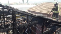 Manisa'da Tek Katli Ev Tamamen Yandi