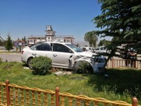 ATATÜRK ÜNIVERSITESI - Otomobil Orta Refüje Çikarak Durabildi