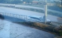FATIH SULTAN MEHMET - Otomobilin Beton Direge Çarparak Parçalandigi Kaza Kamerada Açiklamasi 3 Ölü, 2 Agir Yarali
