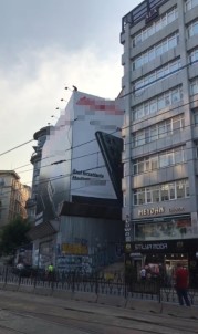 (Özel)Intihar Etmek Için Çatiya Çikti, Eline Geçeni Yola Firlatti