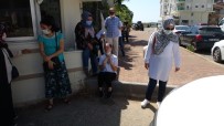 OKUL BAHÇESİ - (Özel) Polis Ekiplerinin Çabasi Sinava Yetismesine Yetmedi, Okul Önünde Diz Çöküp Agladi