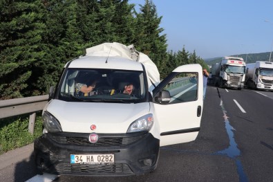 TEM'de Tirin Arkadan Çarptigi Panelvan Aracin Yarisi Yok Oldu