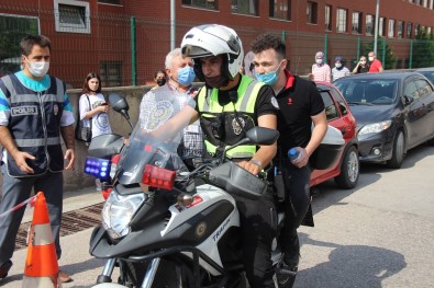 Yanlis Okula Gelen Ögrencileri Polis Motosikletle Yetistirdi