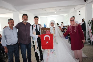 -Baskan Islek'ten Evlenen Çiftlere 'Kuran-I Kerim Ve Tük Bayragi'