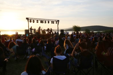 Can Kazaz'dan Göl Kiyisinda Muhtesem Konser