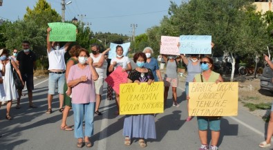Dikilili Vatandaslar, Belediyeye Tepki Gösterip 'Yol' Eylemi Yapti
