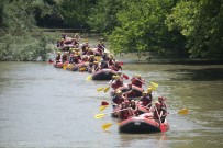  SU  - Eglence Tutkunlari Rafting Parkuruna Akin Etti