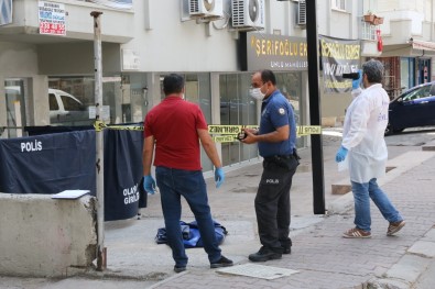 Gölgesine Oturdugu Bina Önünde Hayatini Kaybetti