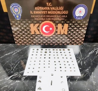 Kütahya'da Durdurulan Araçta 87 Adet Tarihi Eser Ele Geçirildi