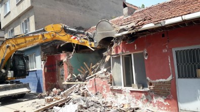 Metruk Binalar Tek Tek Yikiliyor
