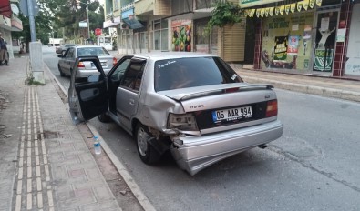 Otomobil Ile Çarpisan Motosikletli Kurye Yaralandi