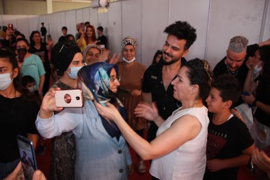 Sosyal Medya Fenomeni Yaptigi Yardim Sahnesiyle Sevgi Seline Tutuldu