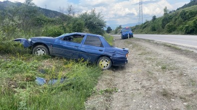 Yoldan Çikan Otomobil Takla Atti Açiklamasi 4 Yarali