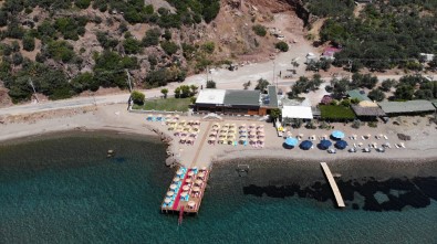 Assos'ta Kaçak Restoran Ve Plaj Kismina Yikim Karari