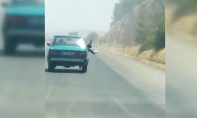 Bacaklarini Otomobilin Camindan Sarkitarak Yolculuk Yapti