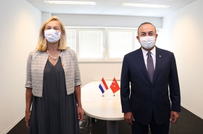 Bakan Çavusoglu, Hollandali Ve Avusturyali Mevkidaslari Ile Bir Araya Geldi