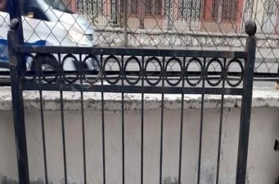Çaldigi Demir Korkulugu Sirtinda Tasirken Polise Yakalandi