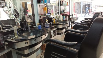 Evde Tiras Artti, Berberlerde Isler Yari Yariya Düstü