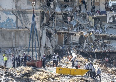 Florida'da Çöken Binada Ölü Sayisi 10'A Yükseldi