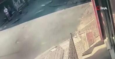 Güngören'de 3 Katli Binanin En Üst Katindaki Dairenin Balkonu Çöktü