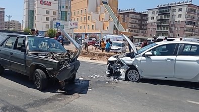 Hatay'da Iki Otomobil Kafa Kafaya Çarpisti Açiklamasi 4 Yarali