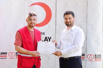 Kagithane Kizilay'dan Pandemi Sürecinde Rol Üstlenen Vatandaslara Tesekkür Belgesi