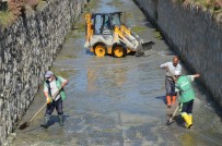 KANALİZASYON - Kötü Koku Ve Sinek Popülasyonunun Önüne Geçmek Için Kanal Temizligi Yapildi