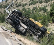 DİREKSİYON - Nallihan Mudurnu Yolunda Aman Yüklü Kamyon Dereye Uçtu Açiklamasi 1 Yarali