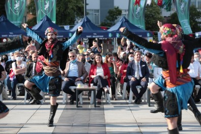 Sevval Sam En Güzel Türküleri Ile Izmit'in Kurtulus Coskusuna Ortak Oldu