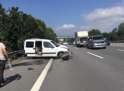 TEM'de Lastigi Patlayinca Önce Tira Sonra Bariyere Çarpti Açiklamasi 2 Yarali