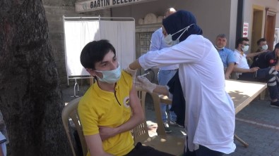 Vatandaslar Caddede Kurulan Mobil Asi Istasyonunda Asilarini Oluyor