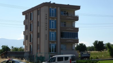 4. Katin Balkonunda Intihara Kalkisip Polislerin Üzerine Sandalye Atti