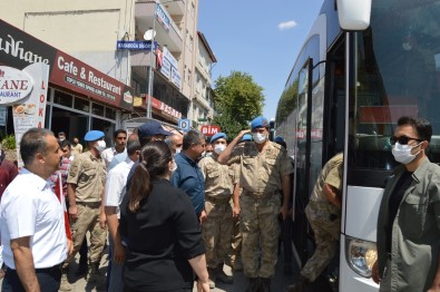 Afrin'den Dönen Komandolara Besni'de Sevgi Seli